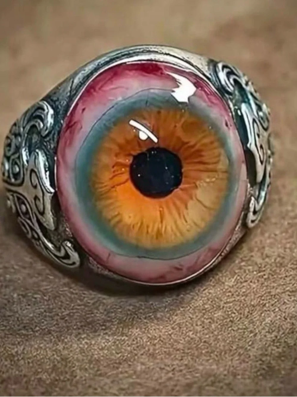 Gothic style Realistic Eyeball Ring - Picture 7 of 9